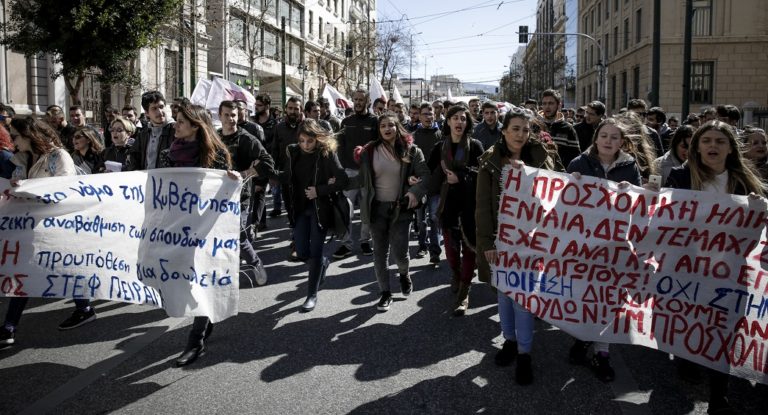 Συγκέντρωση βρεφονηπιαγωγών, ΠΟΕ-ΟΤΑ, ΚΕΔΕ και φοιτητών στη Βουλή (video)