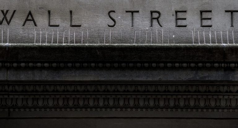 Wall Street: Μεγαλοστελέχη «έπαιξαν μπουνιές» για φιλανθρωπικό σκοπό