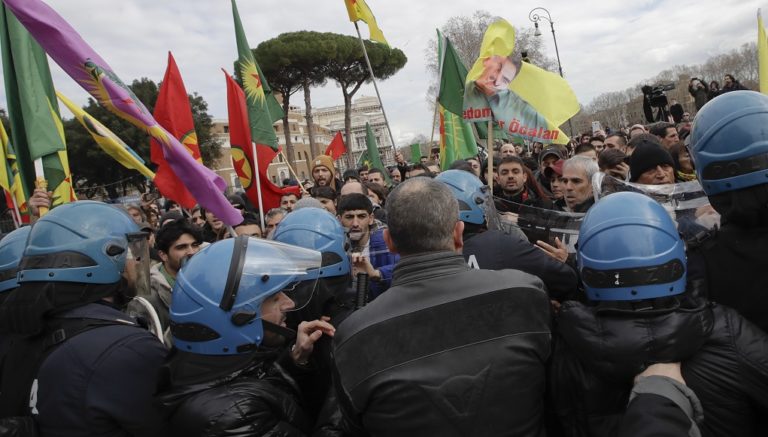 Ένας τραυματίας σε συμπλοκές της Ιταλικής αστυνομίας με Κούρδους διαδηλωτές