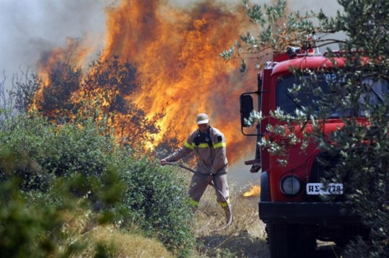 Χανιά: Πυρκαγιά σε δύσβατη περιοχή – Δεν απειλούνται καλλιέργειες