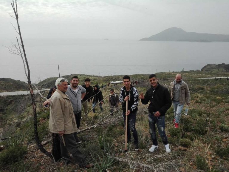 Λέσβος: Προσφυγόπουλα στην αναδάσωση στην Χαραμίδα