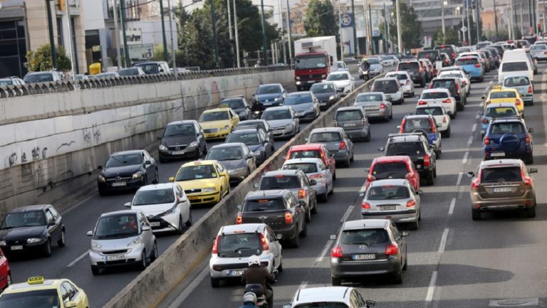 Καραμπόλα 7 αυτοκινήτων στην Αττική οδό με έναν ελαφρά τραυματία (video)