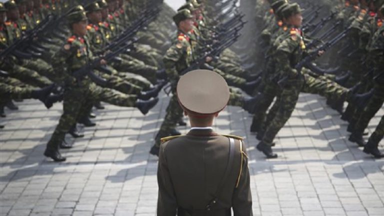 Β. Κορέα: Στρατιωτική παρέλαση ενόψει των χειμερινών Ολυμπιακών