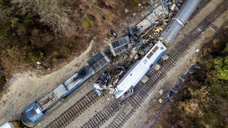 ΗΠΑ: Σε λανθασμένη αλλαγή σιδηροτροχιάς η σύγκρουση τρένων