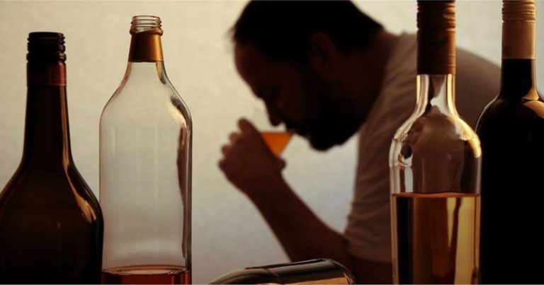 Ανακάλυψα το ποτό όταν ήμουν παιδί… Η ακόρεστη δίψα κυριάρχησε στη ζωή μου (audio)