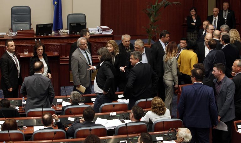 Επεισοδιακή ψηφοφορία στη Βουλή της ΠΓΔΜ για την επέκταση της αλβανικής γλώσσας