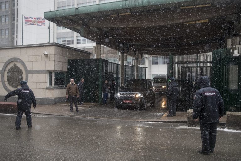 Ξεκίνησε η αναχώρηση των 23 Βρετανών διπλωματών στη Μόσχα