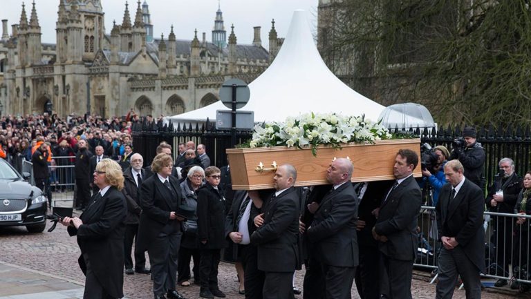 Βρετανία: Χιλιάδες κόσμου είπαν το τελευταίο αντίο στον Στίβεν Χόκινγκ