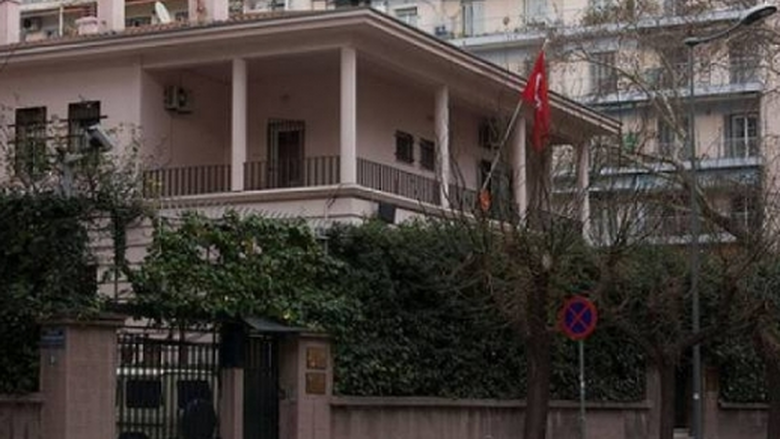 Συγκέντρωση συμπαράστασης στους δύο Έλληνες στρατιωτικούς έξω από το τουρκικό προξενείο