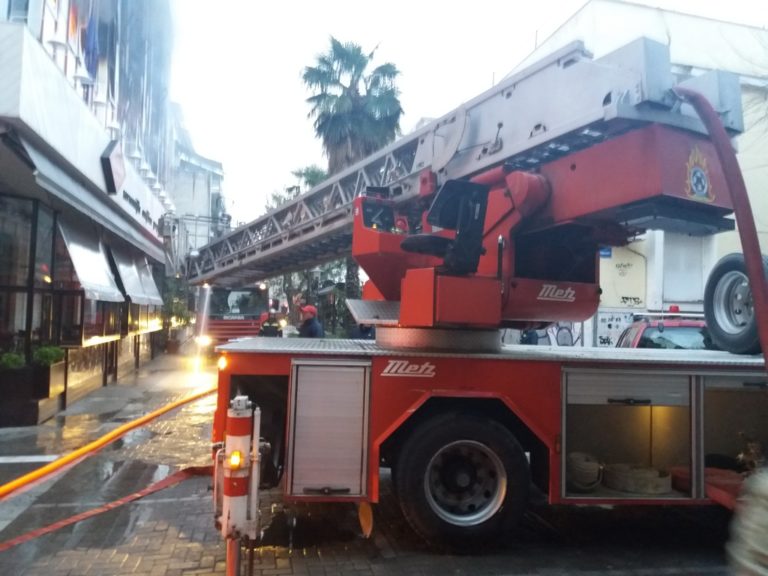 Θεσσαλονίκη: Στις φλόγες τυλίχτηκαν μετά τα μεσάνυχτα 2 σταθμευμένα οχήματα