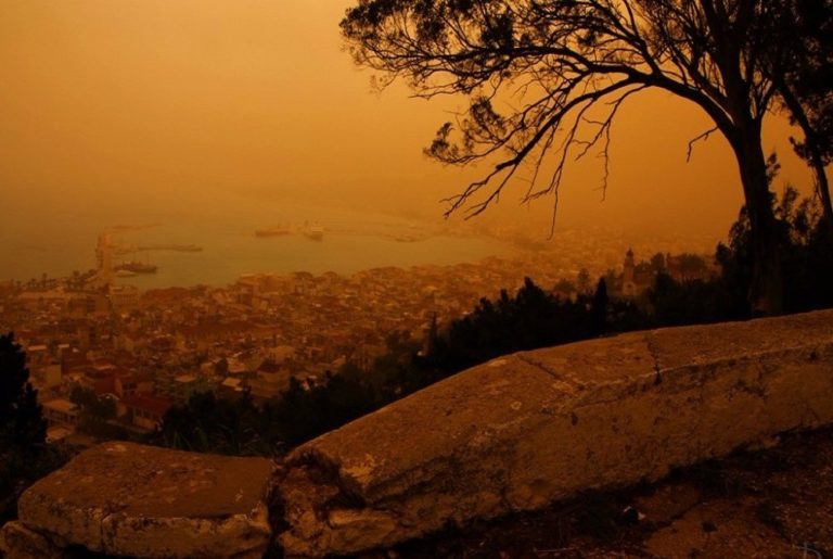 Αφρικανική σκόνη και υψηλές θερμοκρασίες: Ο Θ. Βασιλακόπουλος στο EΡΤΝews εξηγεί το επικίνδυνο «κοκτέιλ» για ευπαθείς ομάδες