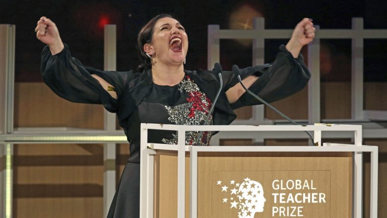 Η Άντρια Ζαφειράκου βραβεύτηκε ως η καλύτερη δασκάλα στον κόσμο (video)