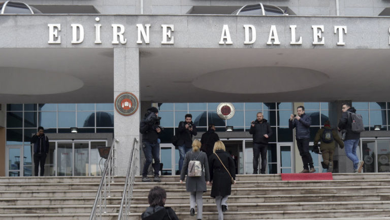 Συνεχίζουν να κρατούνται στην Αδριανούπολη παρά τις πιέσεις – Ψυχραιμία και ελπίδες (video)