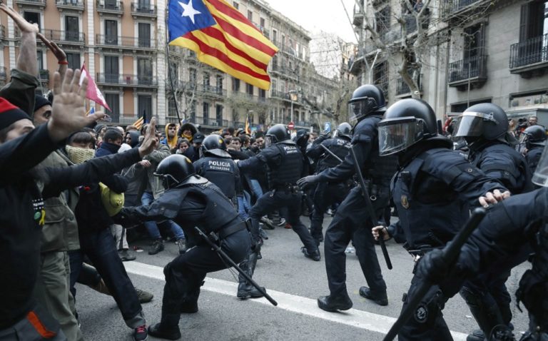 Συγκρούσεις στη Βαρκελόνη για τη σύλληψη του Πουιτζντεμόν