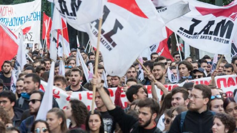 Συλλαλητήρια σε Ομόνοια από ΠΑΜΕ και ΟΤΑ – Στα Προπύλαια για την Αφρίν – Κλειστός ο σταθμός Μετρό Πανεπιστήμιο