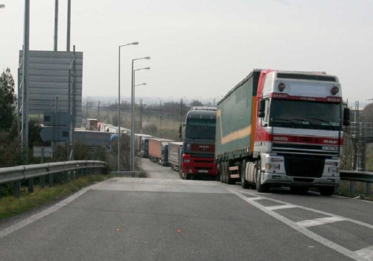 Tροχαία: Απαγόρευση κυκλοφορίας φορτηγών κατά την περίοδο των εορτών