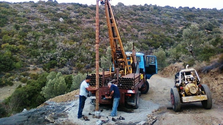 Ψάχνουν νερό με γεωτρήσεις