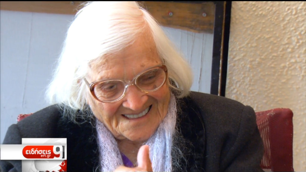 Τα μυστικά της μακροζωίας και της υφαντικής από μια Ικαριώτισσα, 107 ετών (video)