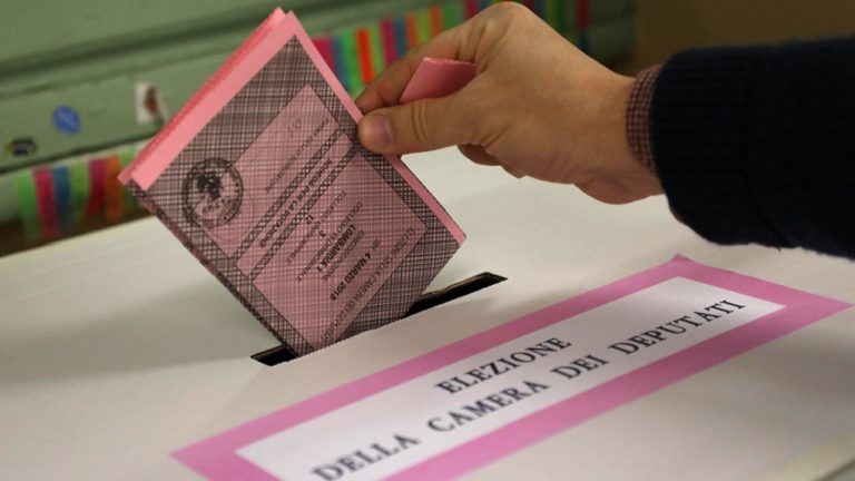 Σε κλίμα σύγχυσης και αβεβαιότητας ψηφίζουν 46 εκ. Ιταλοί (video)