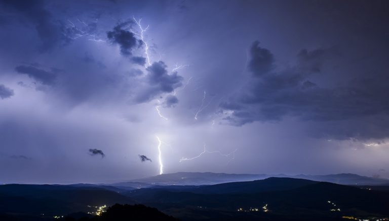 Ξεπέρασαν τους 20.000 οι κεραυνοί από τον «Ορέστη»