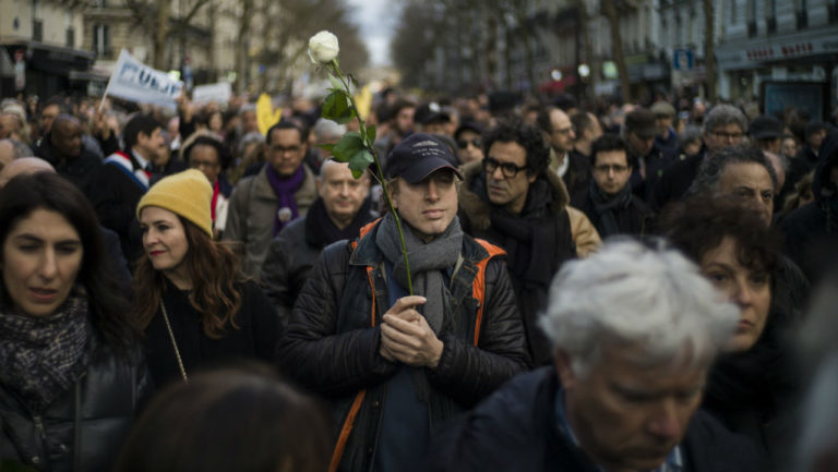 Παρίσι: Χιλιάδες άνθρωποι στη “λευκή πορεία” κατά του αντισημιτισμού