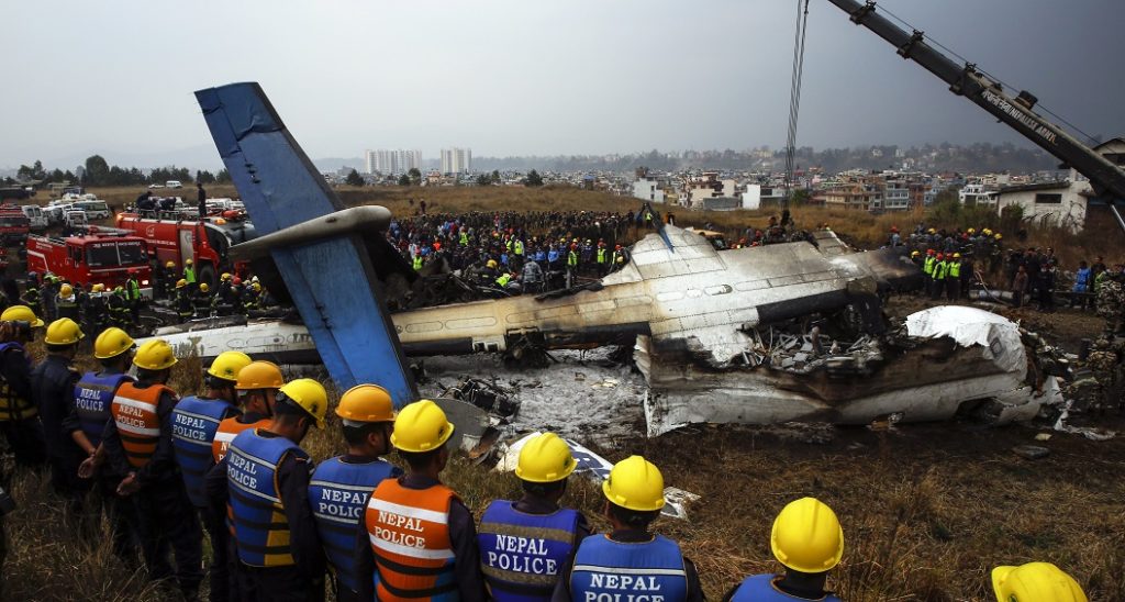 Νεπάλ: Συντριβή αεροπλάνου κατά την προσγείωση – Δεκάδες νεκροί (video)