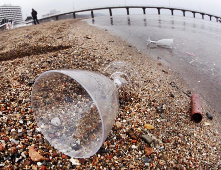 Βρετανία: Χρηματική εγγύηση για πλαστικές συσκευασίες ποτών- αναψυκτικών