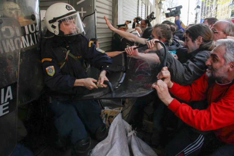 Επεισόδια σε διαμαρτυρία για τους πλειστηριασμούς στη Θεσσαλονίκη