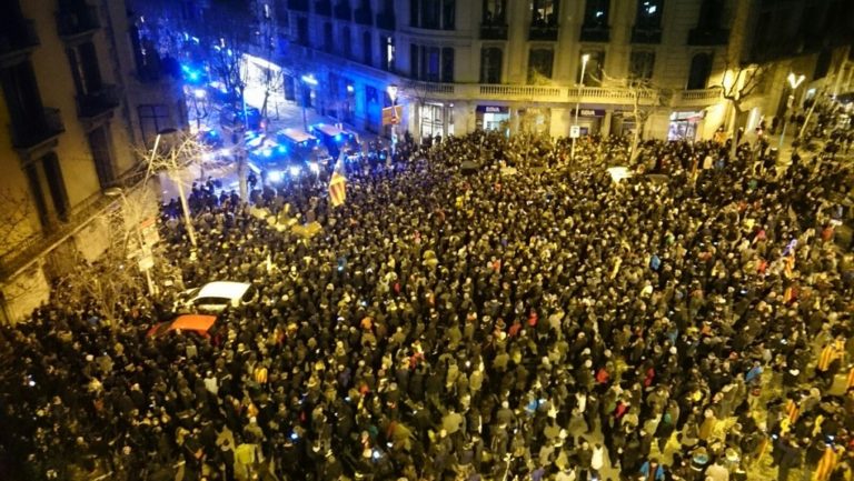Μαδρίτη: Νέα εντάλματα σύλληψης – Διαδηλώσεις υπέρ της ανεξαρτησίας της Καταλονίας