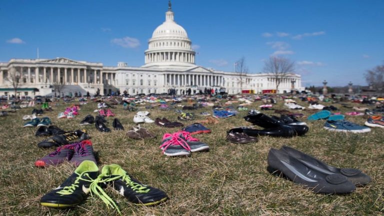 “Άδεια” παπούτσια έξω από τον Λ. Οίκο-Νέα διαμαρτυρία κατά της οπλοκατοχής