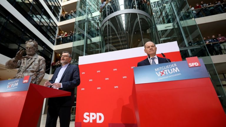 «Ναι» στον μεγάλο συνασπισμό ψήφισε το SPD (video)