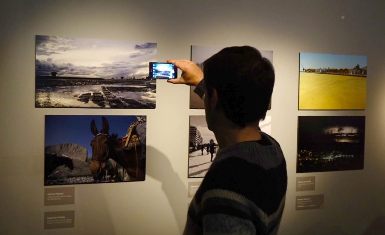 Ξενάγηση στην έκθεση #Press_photostories 2017 στο Τελλόγλειο