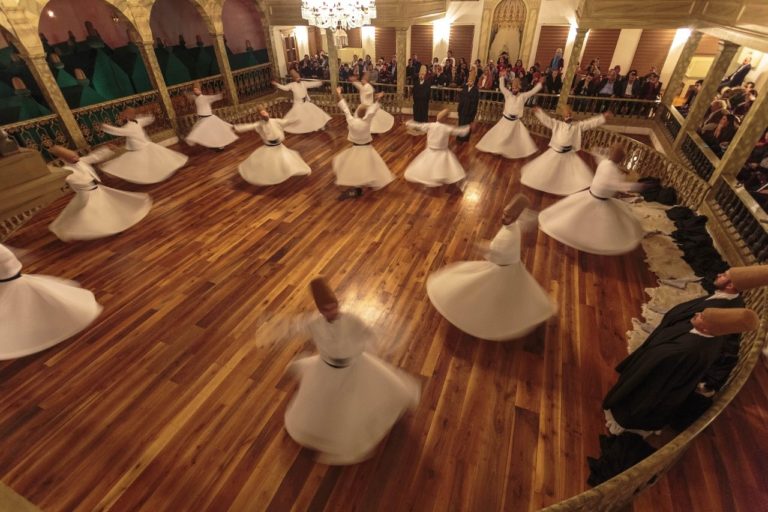 Ο χορός των περιστρεφόμενων δερβίσηδων  στο ΜΜΘ