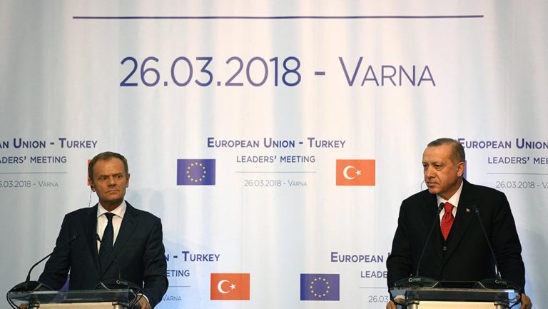 Επικρίσεις ΕΕ προς Τουρκία για Αιγαίο και ΑΟΖ – Αποφυλάκιση των στρατιωτικών ζήτησε ο Γιούνκερ (video)