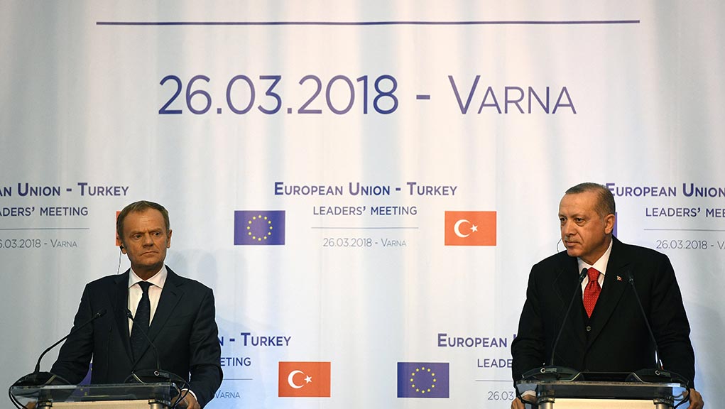 Επικρίσεις ΕΕ προς Τουρκία για Αιγαίο και ΑΟΖ – Αποφυλάκιση των στρατιωτικών ζήτησε ο Γιούνκερ (video)