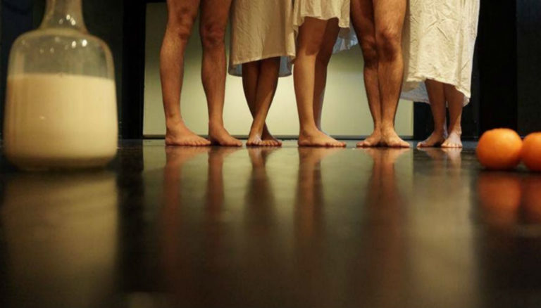 «Κόσμοι από γάλα» στο Θέατρο της Ανώτατης Σχολής Καλών Τεχνών