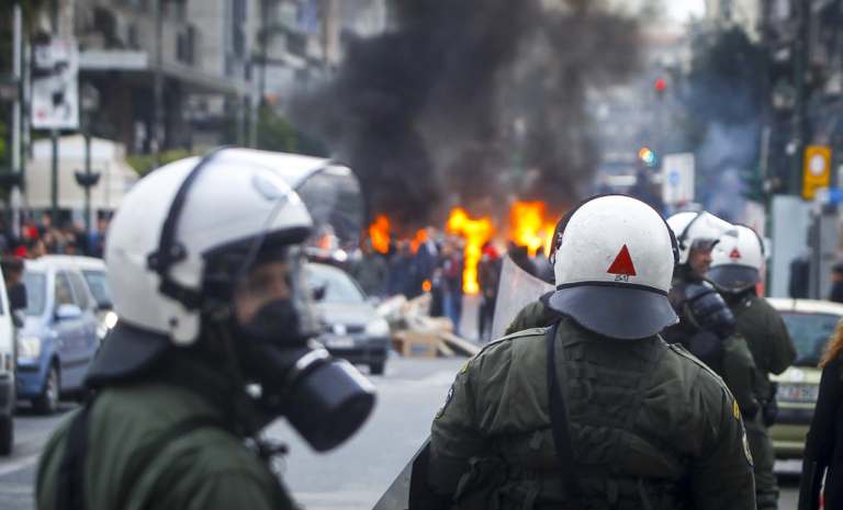 Ένταση στον Πειραιά μεταξύ οπαδών-ΜΑΤ πριν από πολιτική εκδήλωση