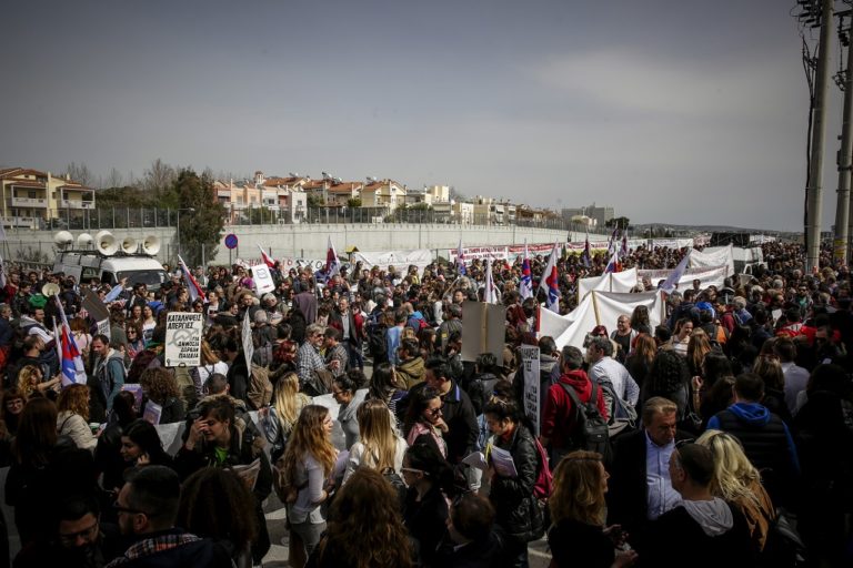 Πανεκπαιδευτικό συλλαλητήριο στη μια και μισή στα Προπύλαια