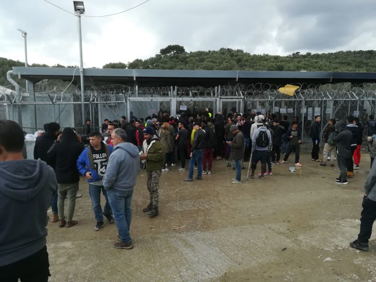 Λέσβος: Απλήρωτοι οι συμβασιούχοι στα Κέντρα Υποδοχής προσφύγων