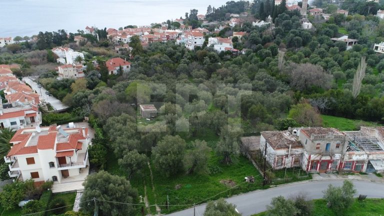 Δώρισε οικόπεδο για σχολική στέγη στη Μυτιλήνη