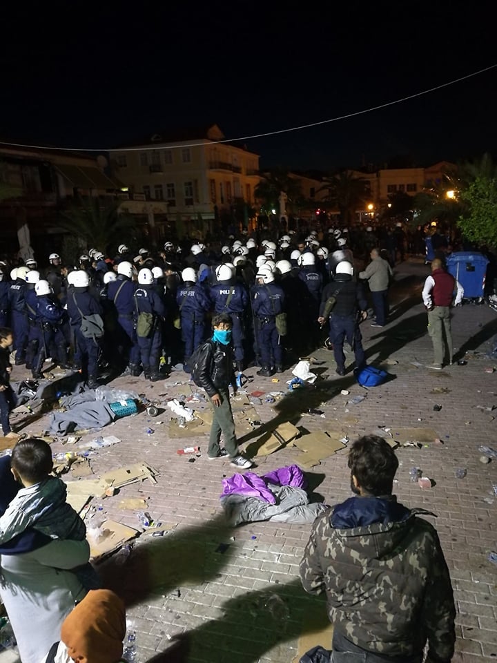 Λέσβος: Βίαια επεισόδια από ακροδεξιούς – Εκκενώθηκε η πλατεία Σαπφούς