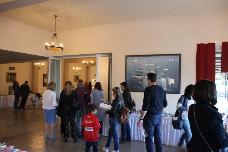 Πασχαλινό μπαζάρ από το Χαμόγελο του Παιδιού στην 115 πτέρυγα Μάχης στη Σούδα