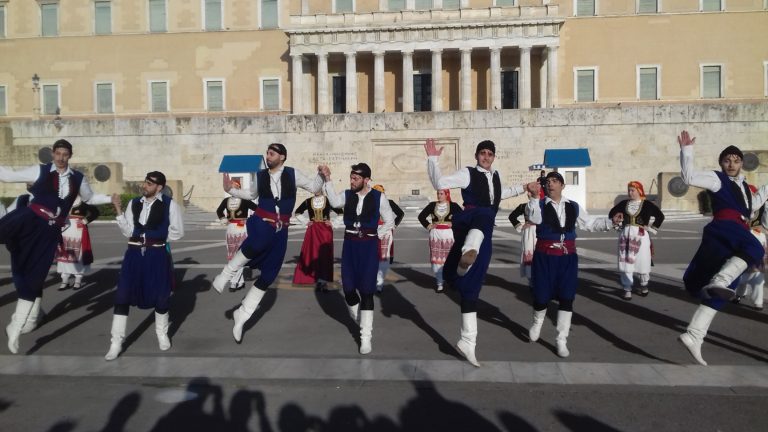 Οι Κρητικοί συναντούν τους τσολιάδες στο Σύνταγμα (video)