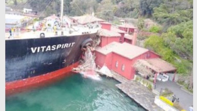 Τουρκία: Δεξαμενόπλοιο προσέκρουσε σε έπαυλη στα στενά του Βοσπόρου