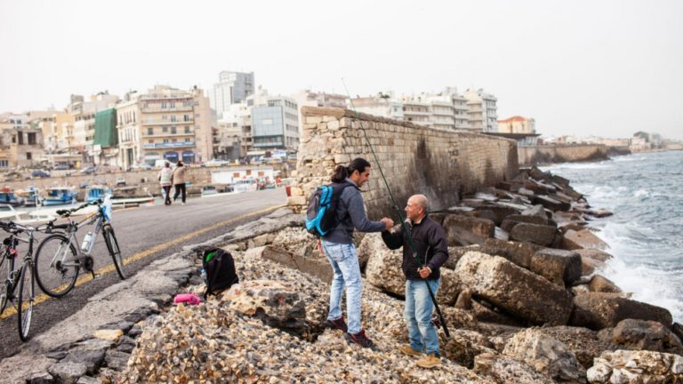 Iστορία: Tο ψάρεμα φέρνει κοντά δύο πρόσφυγες στην Κρήτη (video)