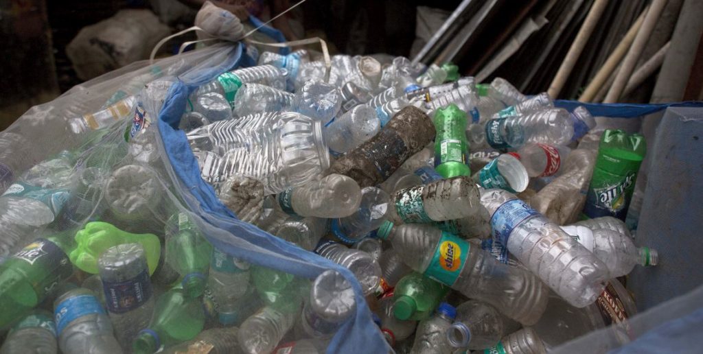 Ένζυμο «καταβροχθίζει» τα πλαστικά μπουκάλια και βοηθά στην καταπολέμηση της ρύπανσης