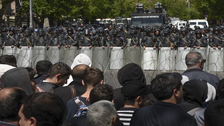 Αρμενία: Την έναρξη  “βελούδινης επανάστασης” κήρυξε η αντιπολίτευση (video)