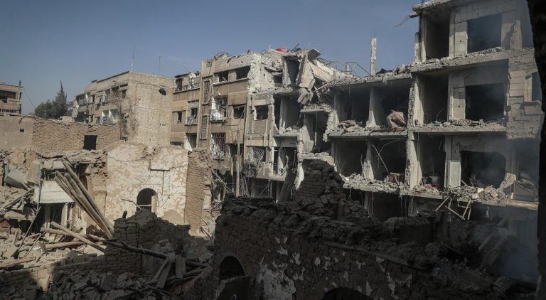 Καταγγελίες για χημική επίθεση στη Ντούμα – Φόβοι για δεκάδες νεκρούς (video)