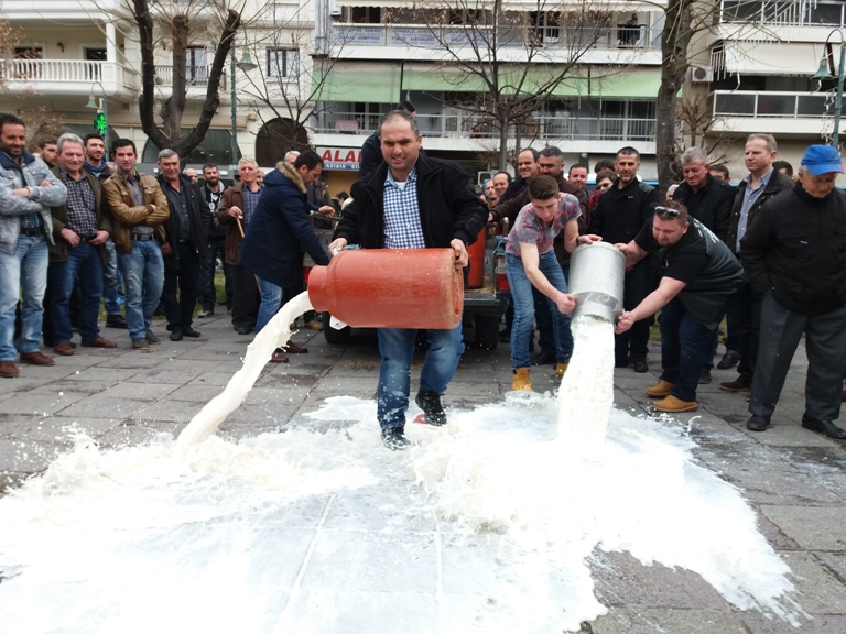 Συλλαλητήριο κτηνοτρόφων για το αιγοπρόβειο γάλα