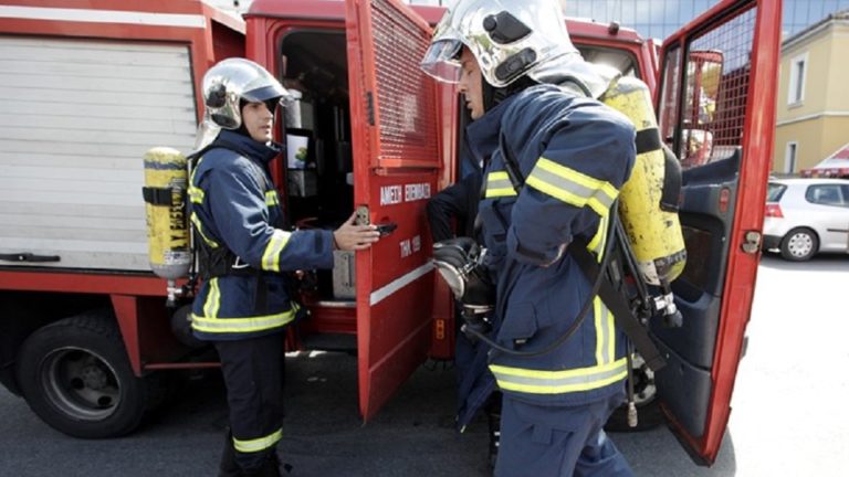 Στο νοσοκομείο δυο πυροσβέστες από τη φωτιά σε διαμέρισμα στον Πειραιά